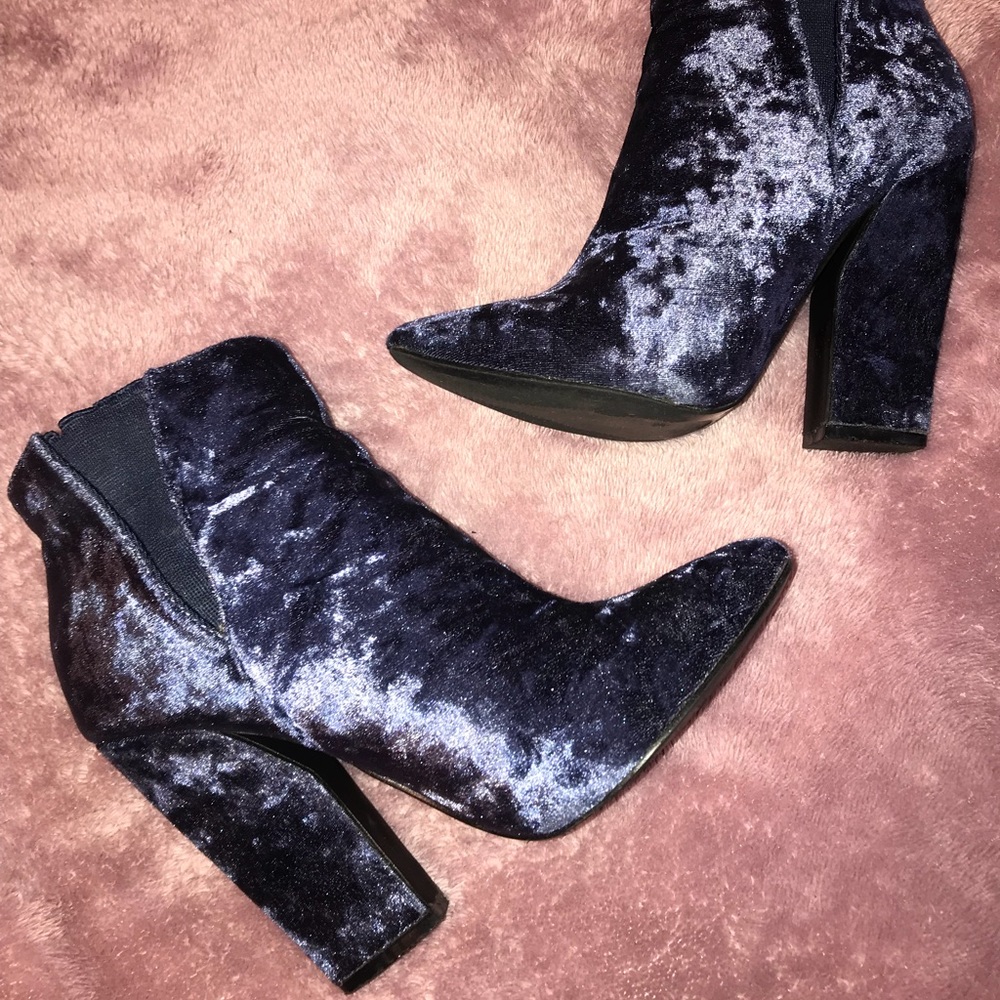 Lulu’s navy velvet ankle booties - Picture 3 of 5